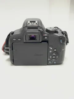 نمای پشت دوربین Canon 800D؛ نمایش صفحه نمایش لمسی و دکمه‌های کنترلی