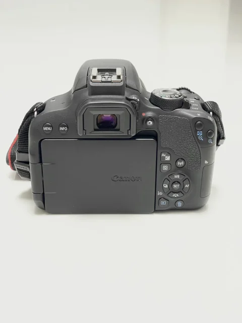 نمای پشت دوربین Canon 800D؛ نمایش صفحه نمایش لمسی و دکمه‌های کنترلی