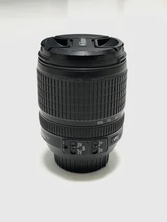نمای نزدیک از دکمه های لنز Nikon 18-105mm