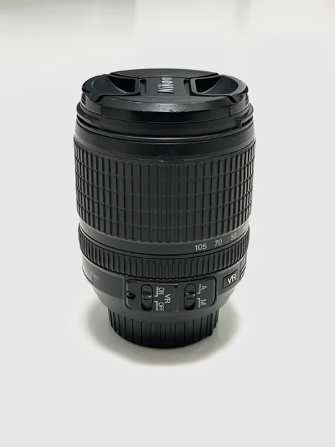 نمای نزدیک از دکمه های لنز Nikon 18-105mm