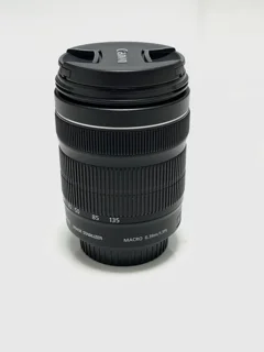 جزئیات حلقه فوکوس لنز کانون 18-135mm؛ نمایش طراحی ارگونومیک