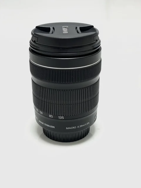 جزئیات حلقه فوکوس لنز کانون 18-135mm؛ نمایش طراحی ارگونومیک