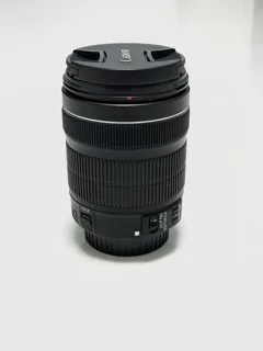 نمای نزدیک از حلقه زوم لنز Canon 18-135mm STM؛ نمایش دقت حرکت