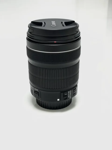 نمای نزدیک از حلقه زوم لنز Canon 18-135mm STM؛ نمایش دقت حرکت