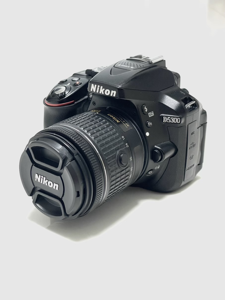 دوربین Nikon D5300 با لنز ۱۸-۵۵ (کارکرده، بسیار تمیز)