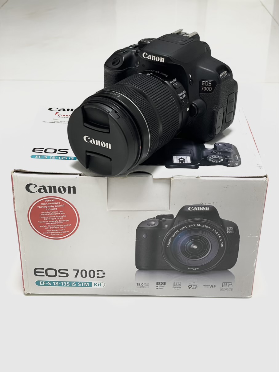 دوربین Canon 700D با لنز 18-135 IS STM (کارکرده؛ درحدنو)