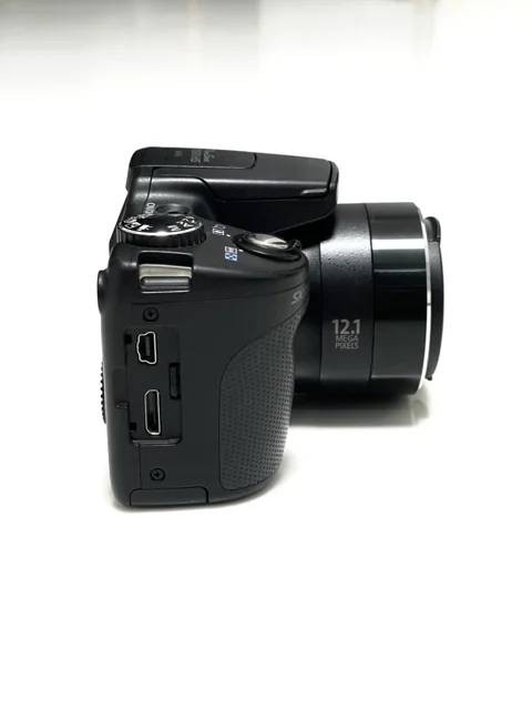 نمای جانبی سمت چپ دوربین Canon PowerShot SX510 HS؛ بررسی دکمه‌ها و پورت‌ها