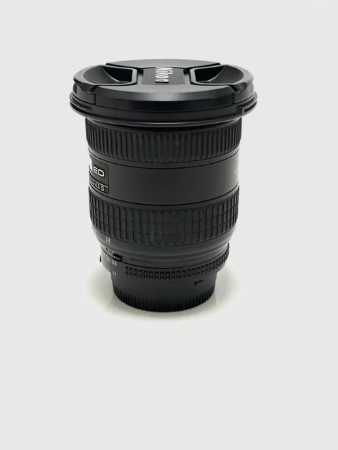 نمای نزدیک از بخش انتهایی لنز نیکون مدل 18-35mm f/3.5-4.5D