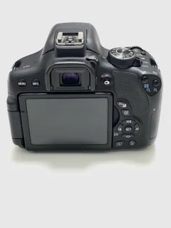 نمای پشت دوربین Canon 750D؛ نمایش صفحه نمایش لمسی و دکمه‌های کنترلی