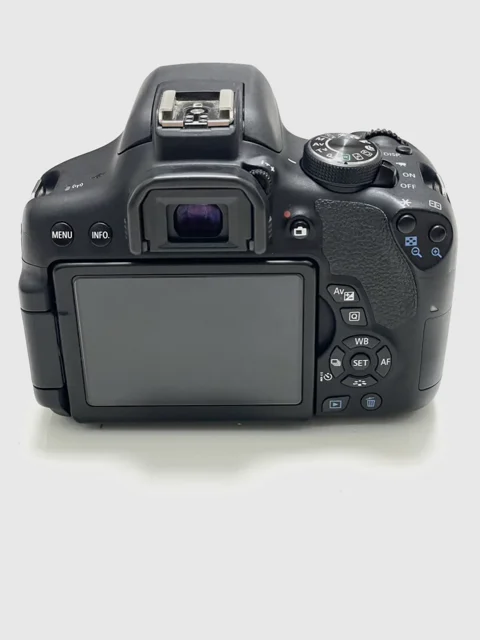نمای پشت دوربین Canon 750D؛ نمایش صفحه نمایش لمسی و دکمههای کنترلی