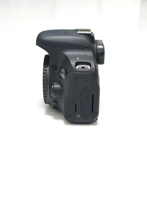 نمای جانبی سمت چپ بدنه دوربین Canon 800D؛ بررسی پورتها و درگاهها