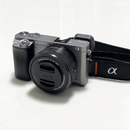 دوربین سونی آلفا a6000 با لنز 16-50 (در حد تست، مشابه آکبند)