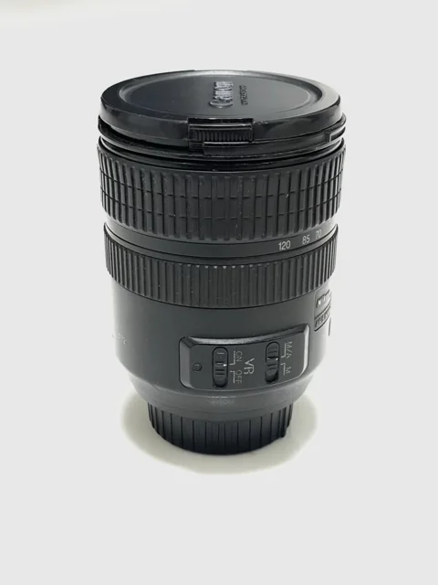 نمای نزدیک از بخش کنترلی و بدنه لنز Nikon 24-120mm VR؛ بررسی ارگونومی