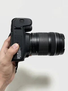 نمای پایین دوربین کانون 800D و پایه لنز 18-135mm