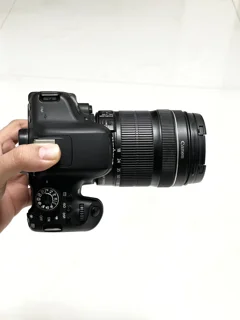 نمای بالا (Top View) دوربین کانون 750D و بخش فلش و اتصال میکروفون