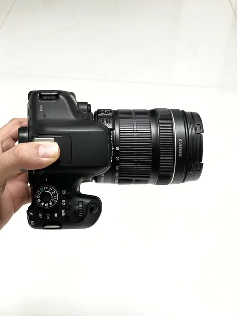 نمای بالا (Top View) دوربین کانون 750D و بخش فلش و اتصال میکروفون