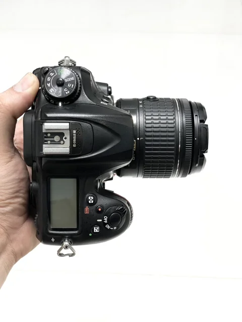 نمای بالای دوربین عکاسی Nikon D7200 با لنز 18-55 کارکرده