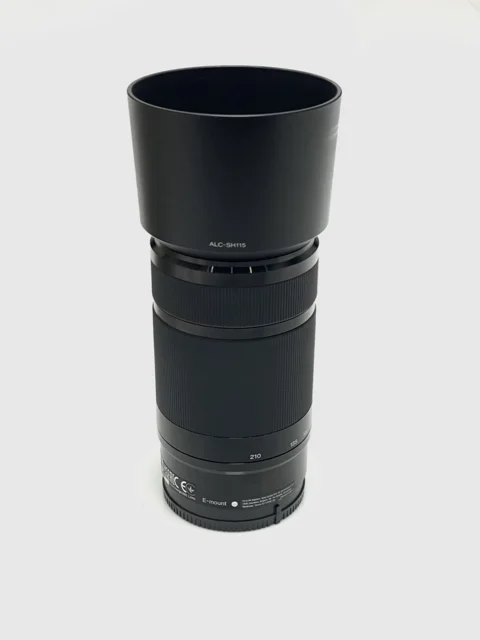 جزئیات بدنه و نوشتههای فنی لنز Sony 55-210mm OSS