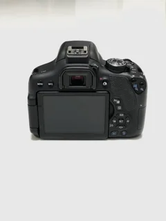 نمای پشت دوربین Canon 750D؛ صفحه نمایش LCD و دکمه‌های کنترل