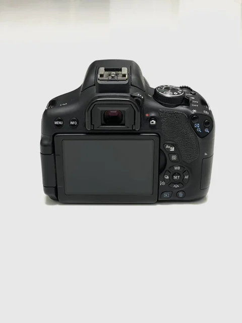 نمای پشت دوربین Canon 750D؛ صفحه نمایش LCD و دکمه‌های کنترل