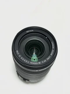 نمای نزدیک از شیشه جلو و عناصر اپتیکال لنز Canon 18-135mm IS STM