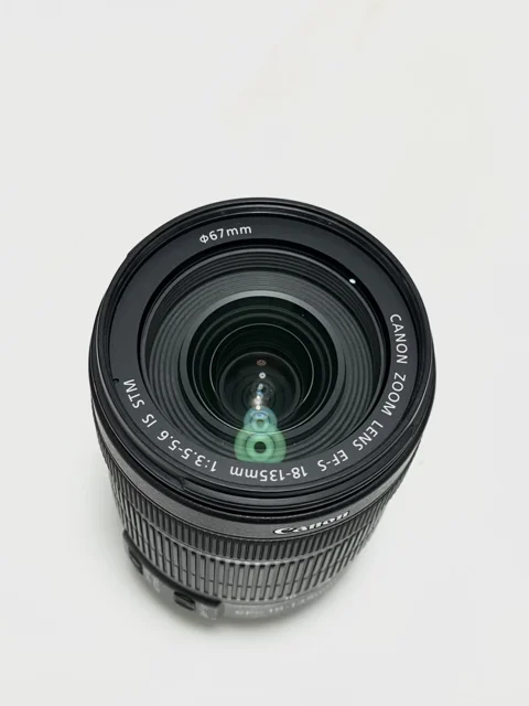 نمای نزدیک از شیشه جلو و عناصر اپتیکال لنز Canon 18-135mm IS STM